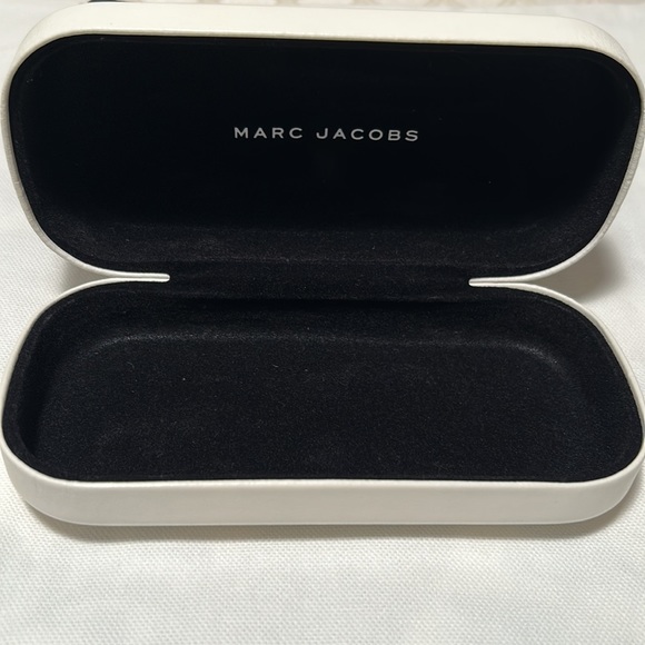 Marc Jacob’s sunglass case - Picture 2 of 3